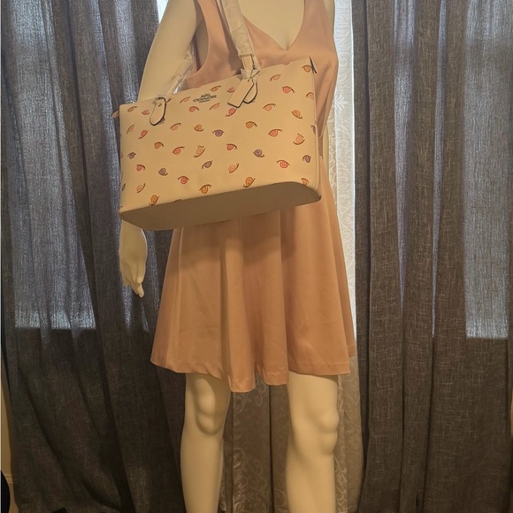 Coach Women’s Gallery Tote Bag Chalk With Snail 🐌 Print. Hard to find. - Picture 11 of 12